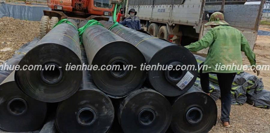 tiến hành trải màng chống thấm hdpe