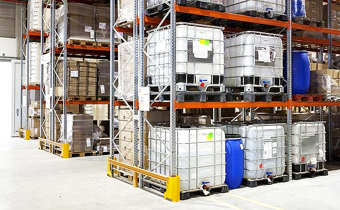 Sử dụng màng HDPE cho kho hóa chất độc hại là giải pháp hữu hiệu khi nó có thể ngăn cách giữa các khu vực hóa chất và tách biệt với các kho khác khi có sự cố