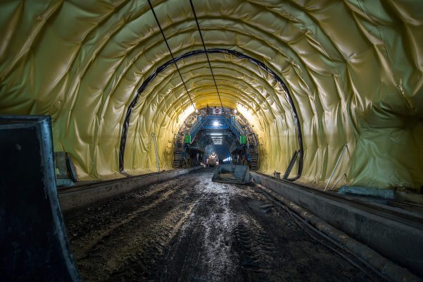 Ứng dụng màng HDPE trong xây dựng hệ thống đường hầm và cầu cạn