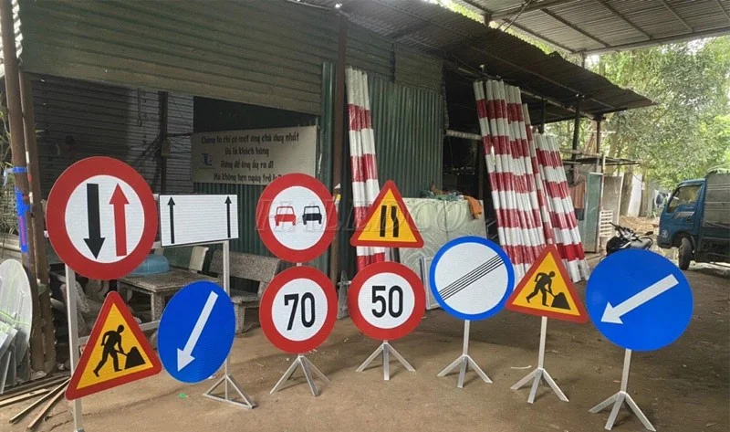 Ngoài ra, hiệu ứng phản quang được ứng dụng rộng tãi ở tất cả biển báo nhằm báo hiệu vào ban đêm ở các con đường lớn, nhỏ