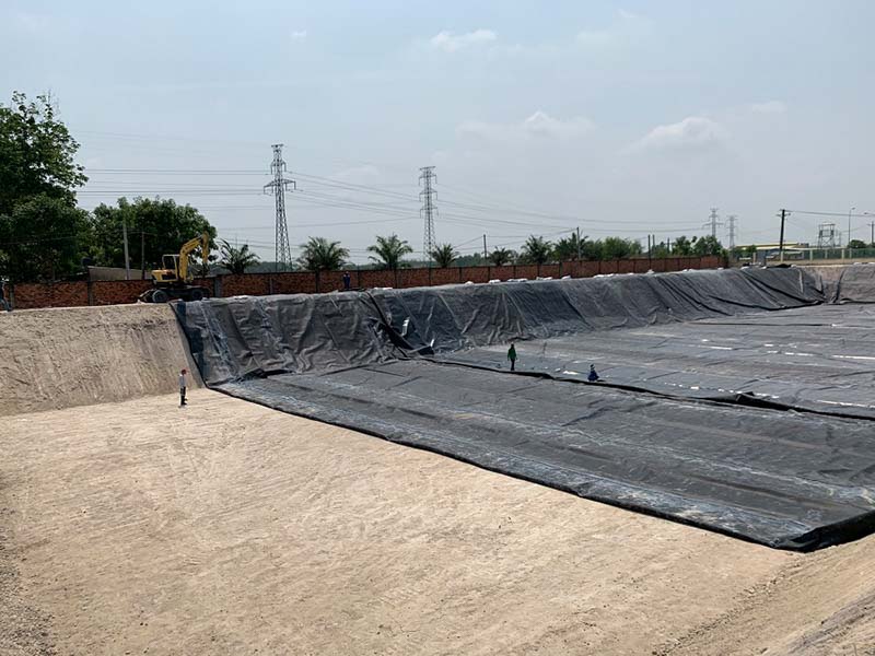 Màng HDPE thi công tường chắn đất đang là xu hướng hiện đại giữa chất lượng và yếu tố thẩm mỹ, thân thiện môi trường
