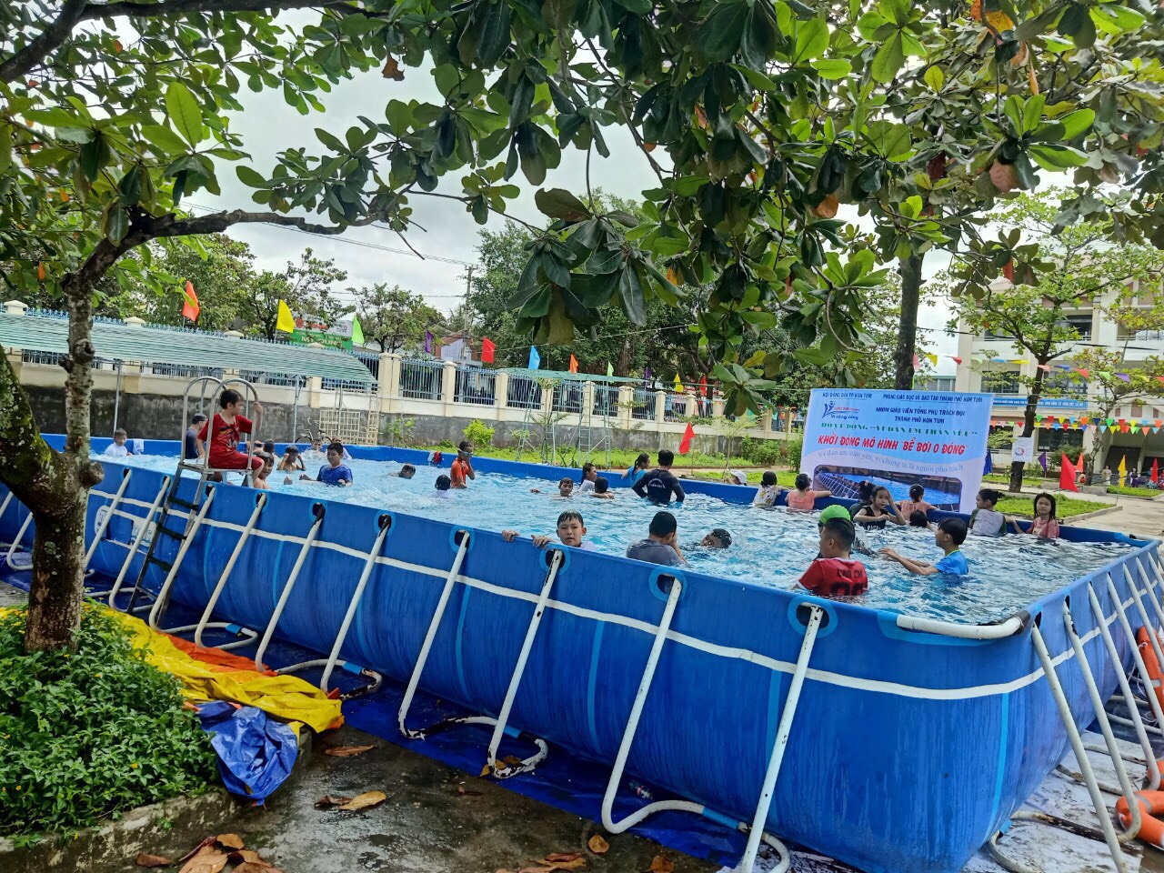 Bởi chất liệu chống thấm cùng cách nhiệt nên việc sử dụng màng HDPE trong hồ bơi di động này cũng trở nên phổ biến rộng rãi