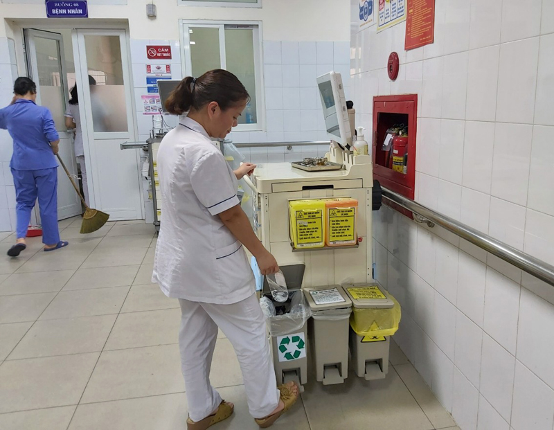 Cần phải phân loại và xử lí đúng cách vì đó là rác thải nguy hiểm có ảnh hưởng lớn đến đời sống và môi trường đất, nước nếu không được xử lí đúng cách