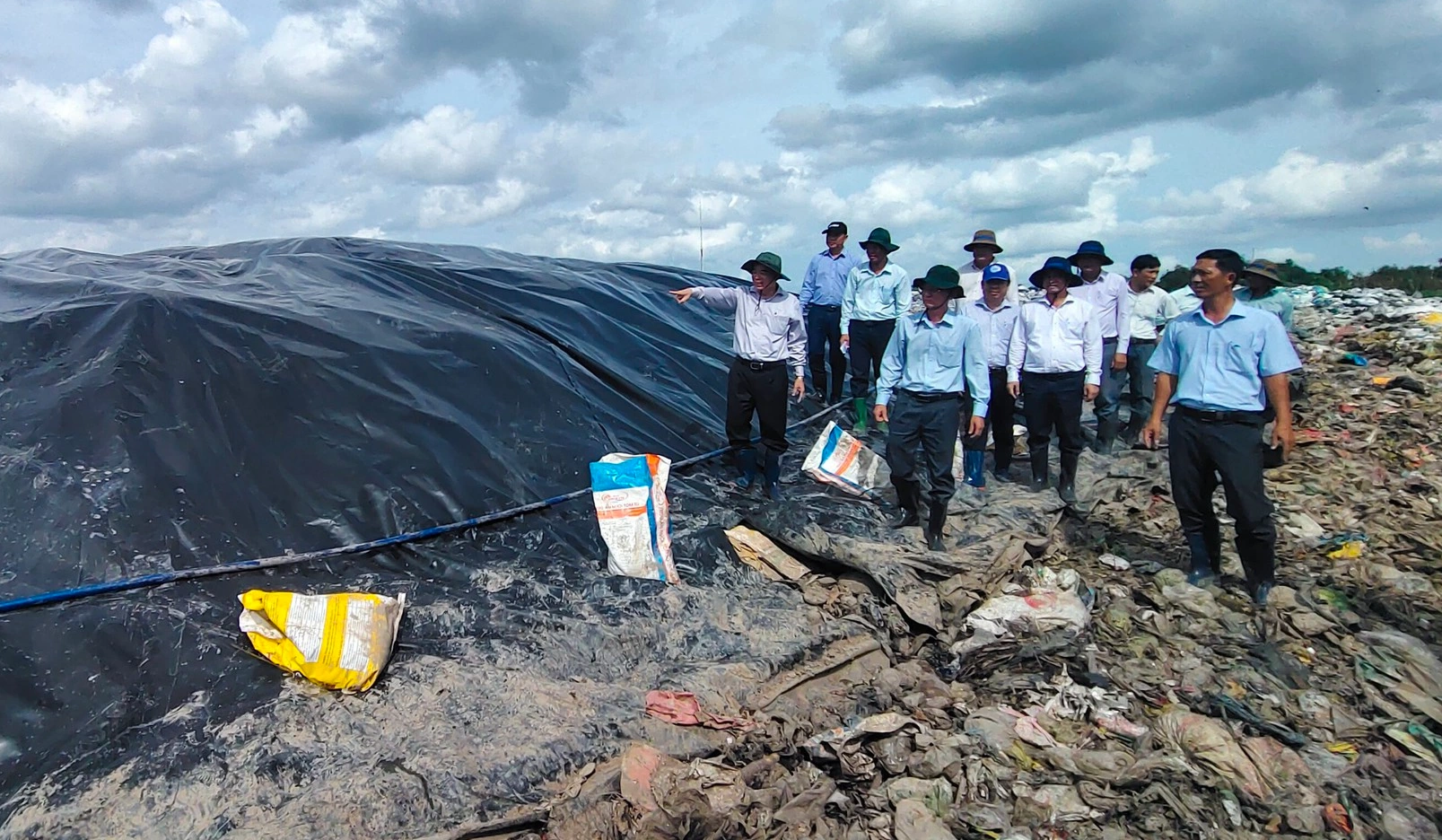 Màng HDPE mang lại ưu điểm vượt trội trong việc cách ly, xử lí rác thải y tế khỏi các tác động ảnh hưởng rồi sau đó đi đến nơi tập kết lớn hơn
