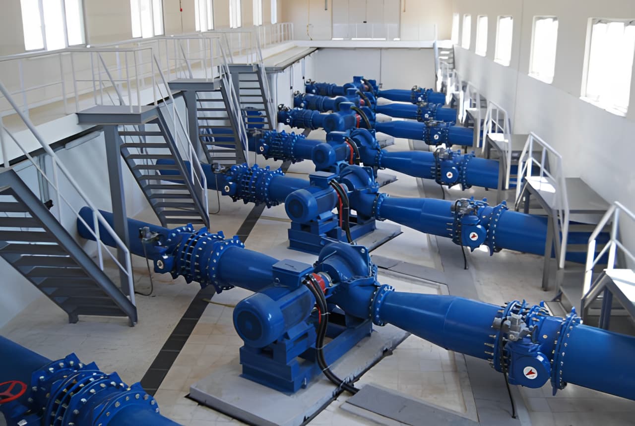 Ứng dụng thực tế nhất chính là trạm bơm sử dụng màng HDPE để ngăn nước mặn ăn mòn hệ thống bơm, ống dẫn