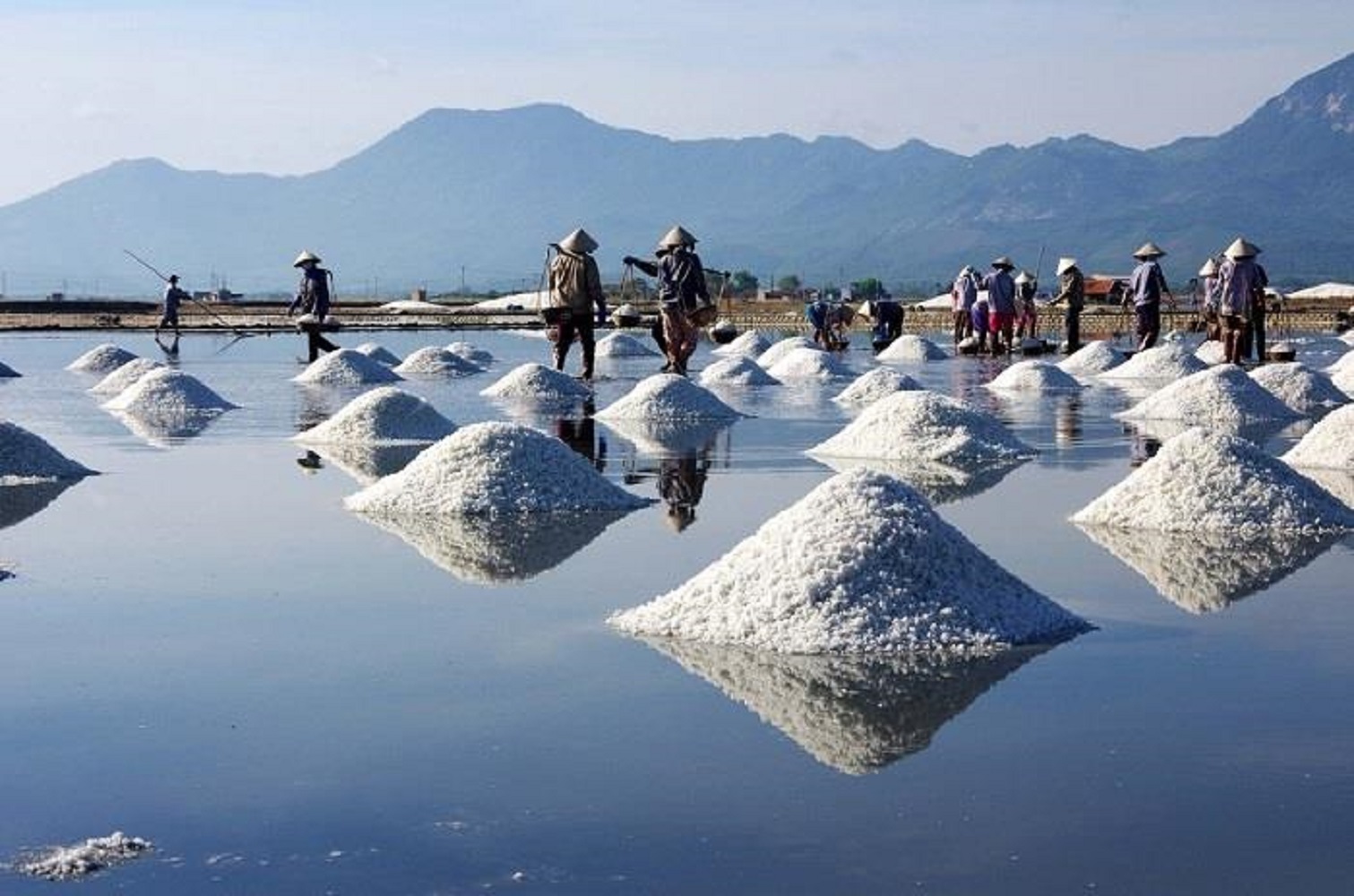 Màng HDPE trong khu vực trữ muối công nghiệp và nông nghiệp ra đời như một giải pháp bảo quản tối ưu, giúp đảm bảo độ tinh khiết, hạn chế thất thoát.
